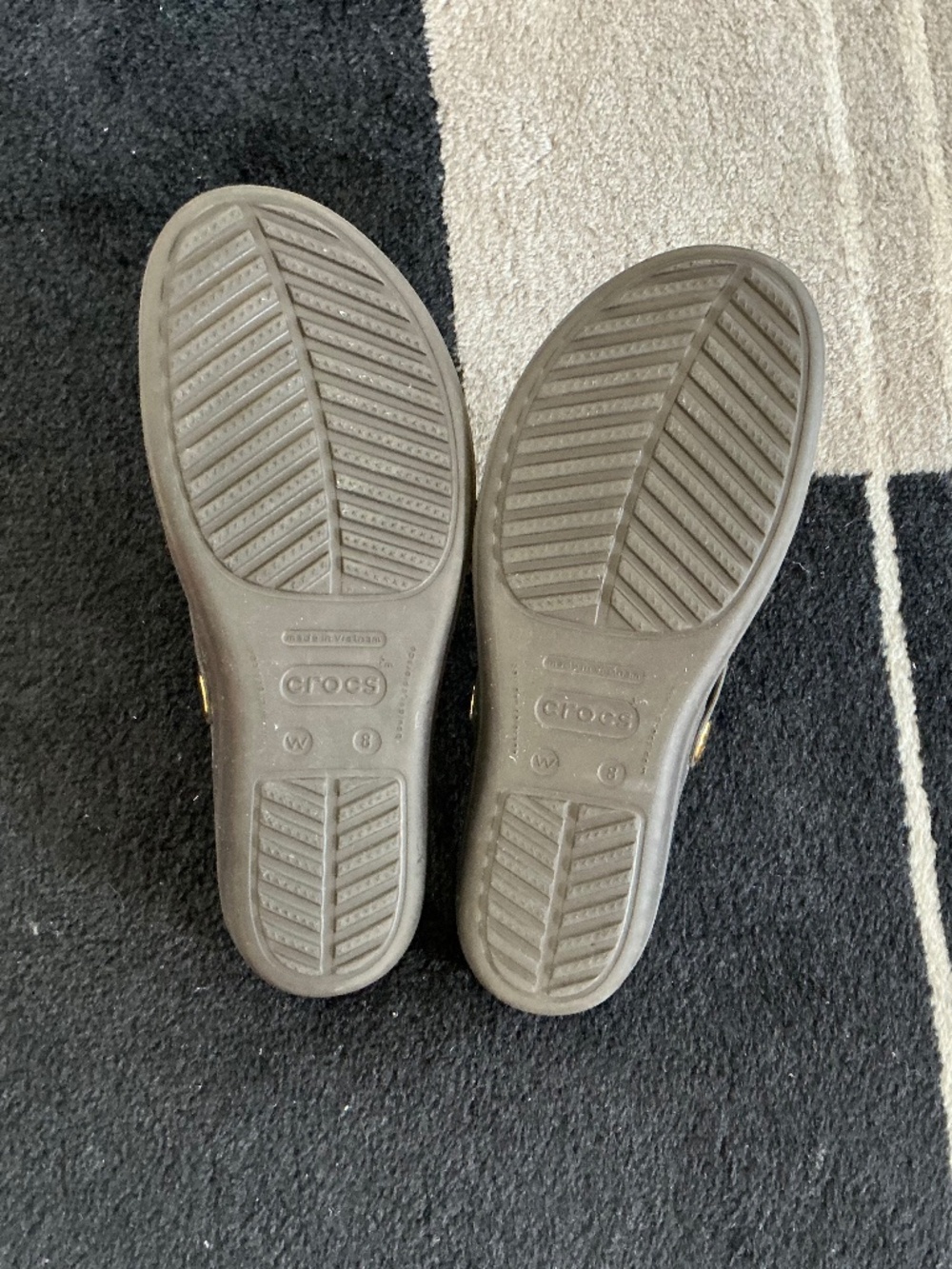 Crocs Women’s Flip Flops Sandals Gray with Gold Medallion Accent – Size W8 - Picture 4 of 4